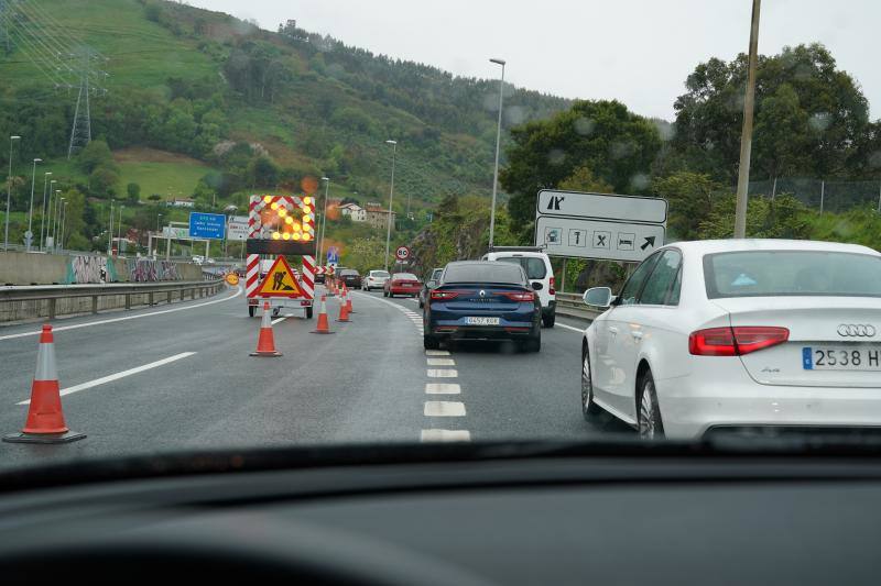 Fotos: Un desprendimiento de tierra en Ontón obliga a cerrar dos carriles de la A-8