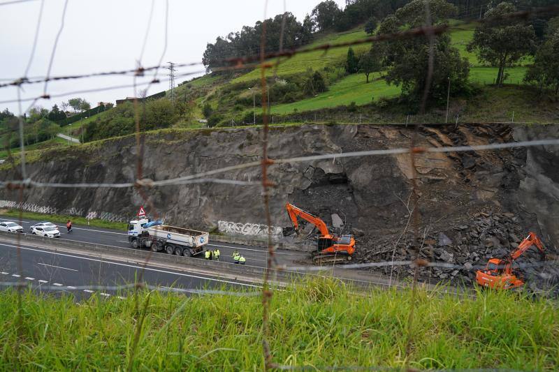 Fotos: Un desprendimiento de tierra en Ontón obliga a cerrar dos carriles de la A-8
