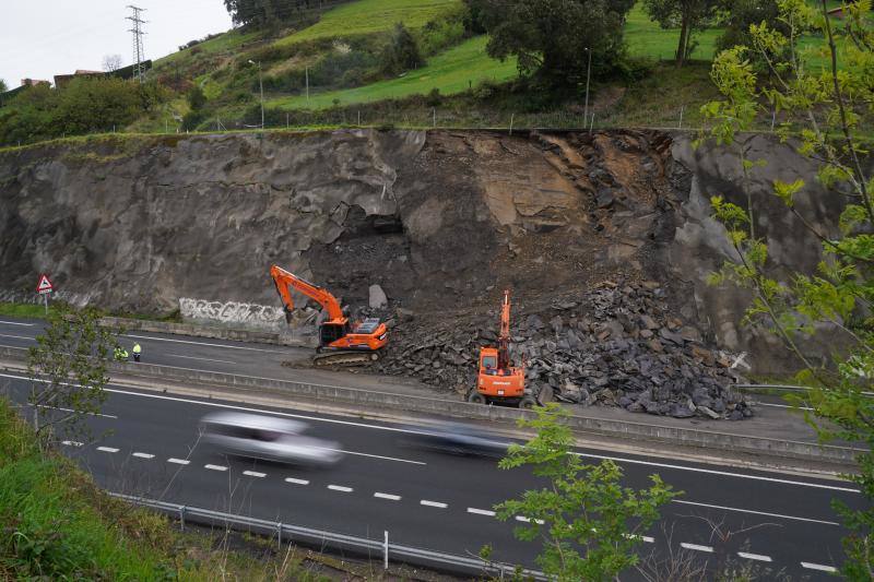 Fotos: Un desprendimiento de tierra en Ontón obliga a cerrar dos carriles de la A-8