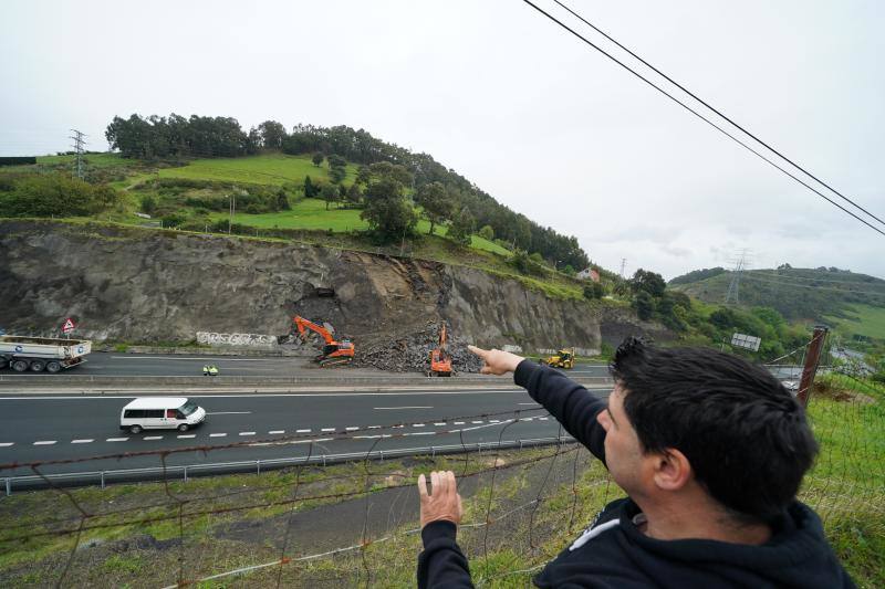 Fotos: Un desprendimiento de tierra en Ontón obliga a cerrar dos carriles de la A-8