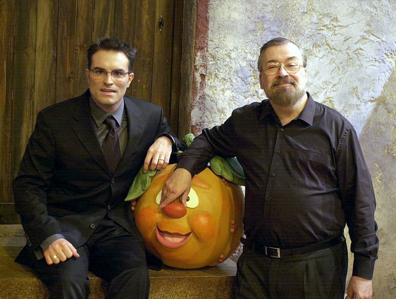 Luis Larrodera y Chicho Ibáñez Serrador junto a la mascota del programa, la calabaza 'Ruperta'