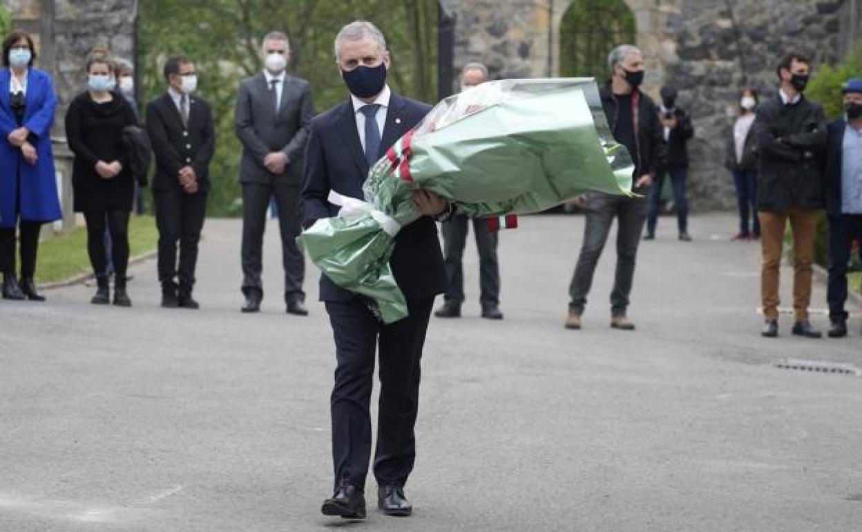 El lehendakari, Iñigo Urkullu, durante la ofrenda floral del año pasado a las víctimas del bombardeo de Gernika.