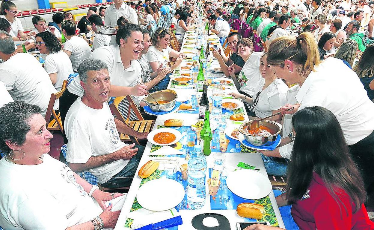 Muchas cuadrillas contrataban catering en el pabellón del Ebro para el domingo. 