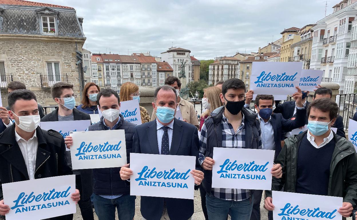 Iturgaiz junto a tres jóvenes del PP que han sufrido agresiones durante los últimos años. 