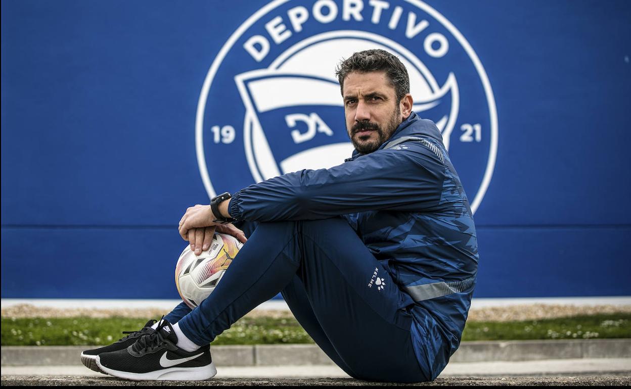 Julio Velázquez posa en las instalaciones de Ibaia después del entrenamiento del viernes.