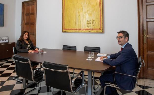 El ministro de la Presidencia, Félix Bolaños, durante la reunión con su homóloga catalana, la consejera Laura Vilagrà. 