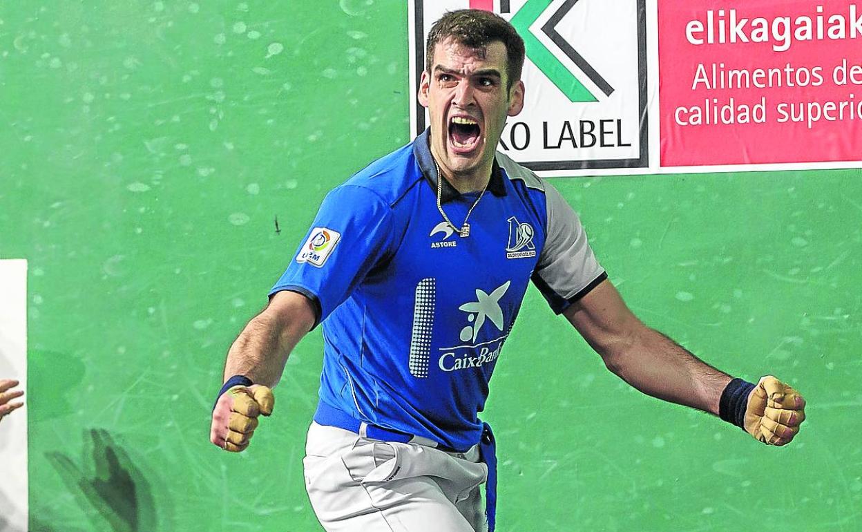 Ezkurdia celebra con rabia un tanto en los cuadros alegres del frontón Labrit de Pamplona. 