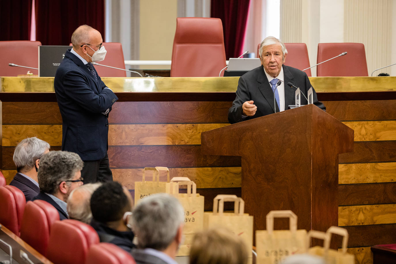El diputado general, Ramiro González, recibe al pastelero Luis López de Sosoaga. 