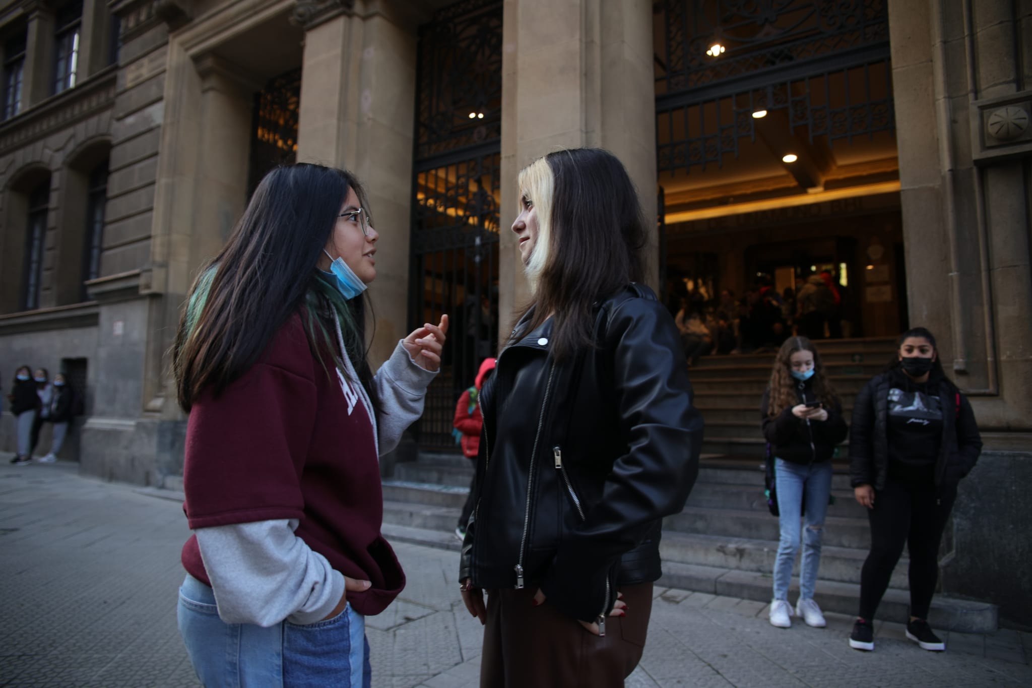 En el Instituto Unamuno, Yasmín Morales y Eider Torrealdea se encuentran sin ponerse la mascarilla.