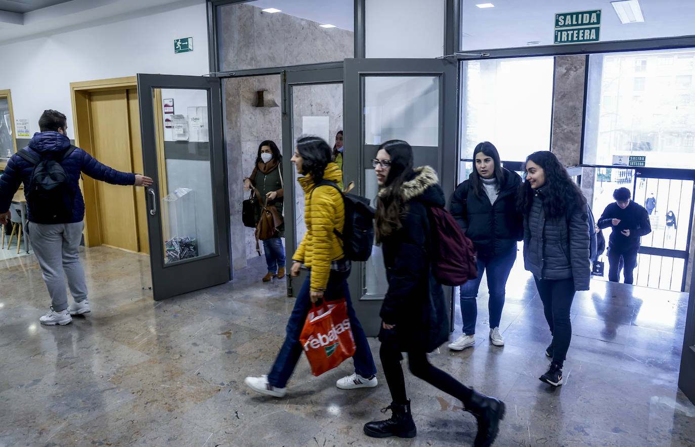 Fotos: Las imágenes del primer día de los colegios vitorianos sin mascarilla