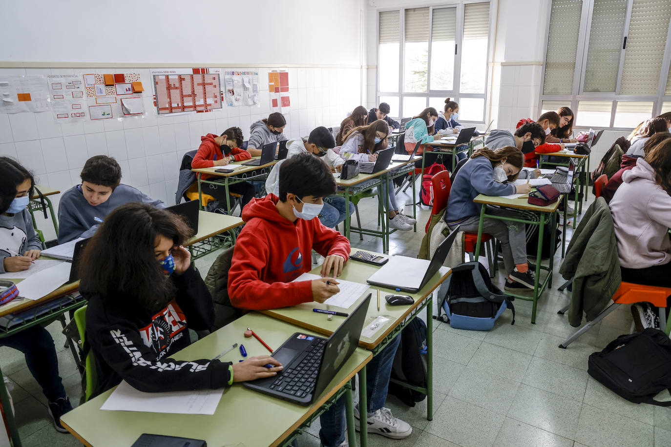 Fotos: Las imágenes del primer día de los colegios vitorianos sin mascarilla