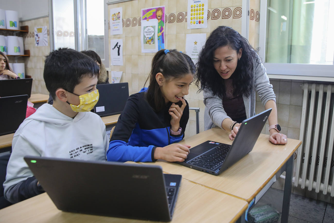 Fotos: Las imágenes del primer día de los colegios vitorianos sin mascarilla