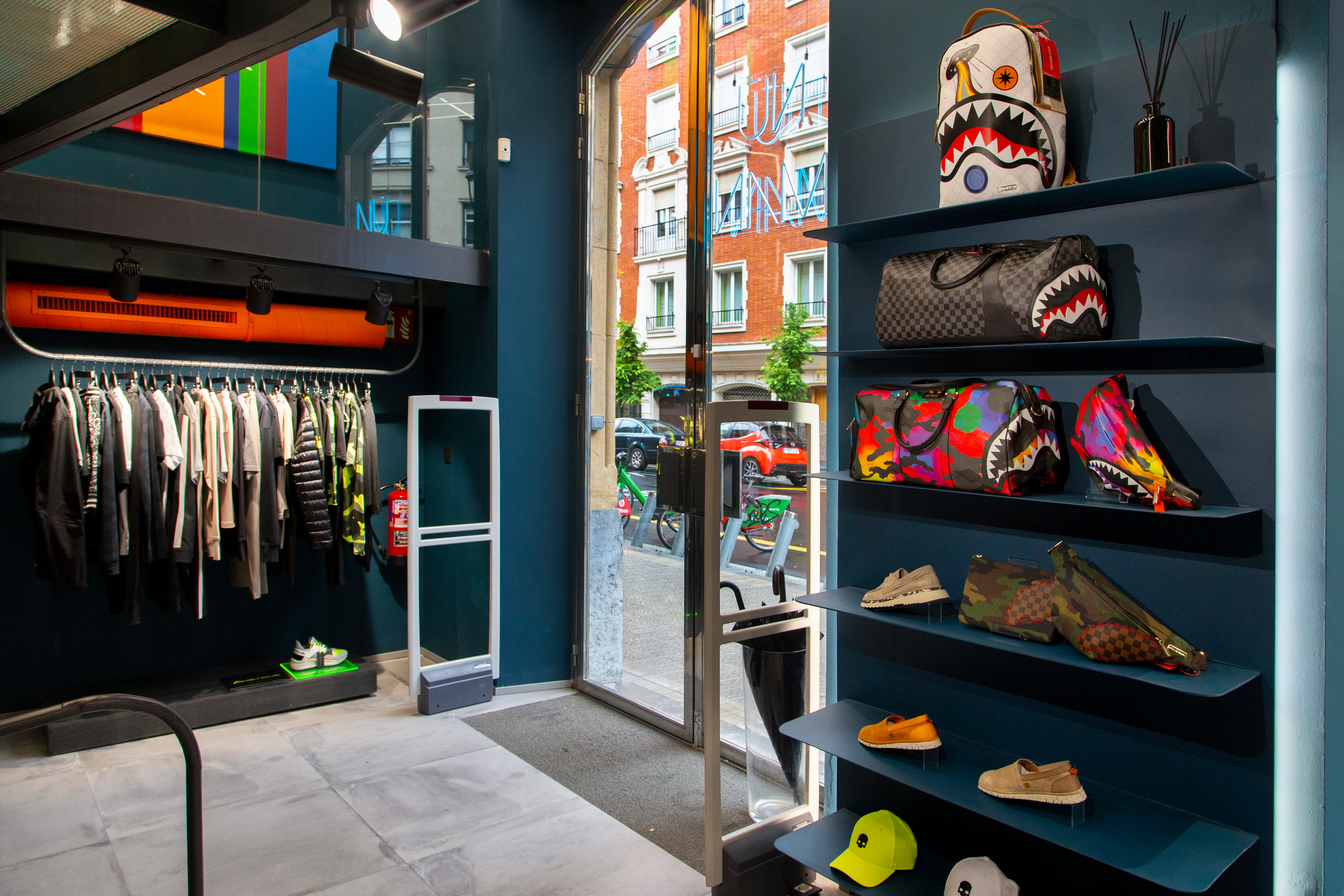 Fotos: Abre una novedosa tienda de ropa para hombre en el centro de Bilbao  | El Correo