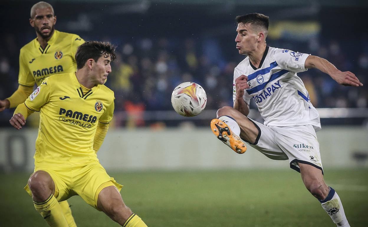 Pere Pons, que vuelve a estar disponible tras superar su lesión, intenta controlar el balón en el encuentro de la primera vuelta, saldado con dura derrota. 