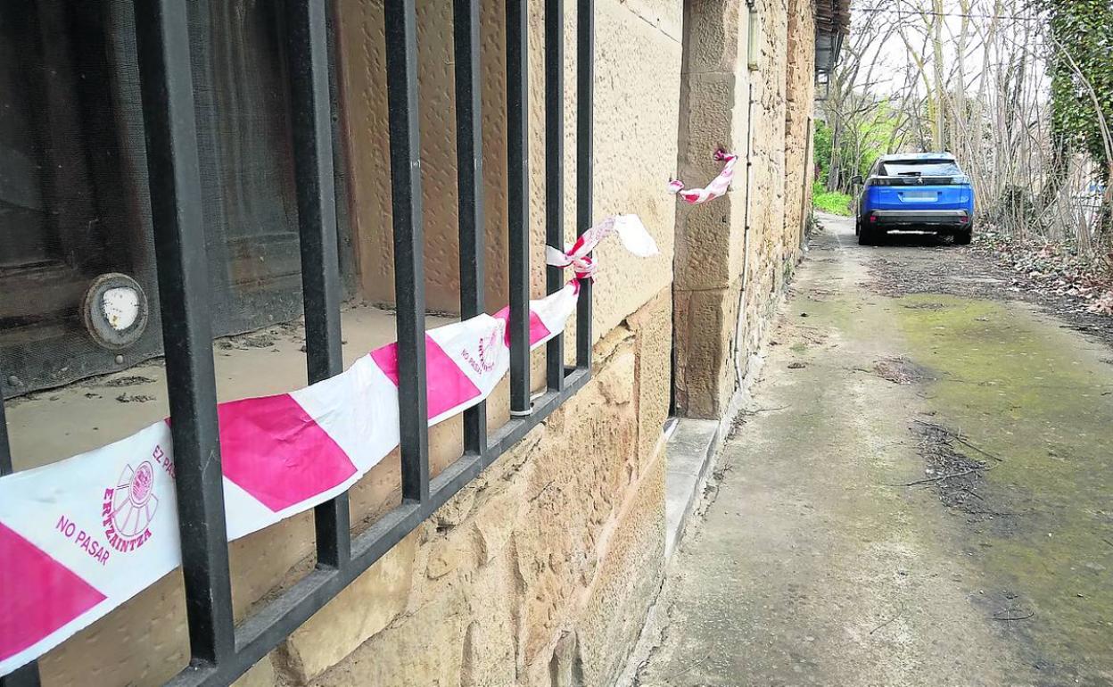 La Ertzaintza ha colocado una banda para disuadir de la entrada a la casa en cuyo subterráneo está el calado. 