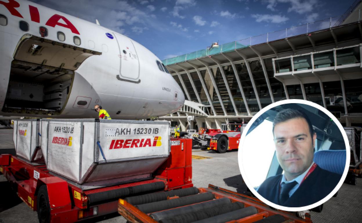 El piloto, a la derecha, y un avión de Iberia en el aeropuerto de Bilbao. 