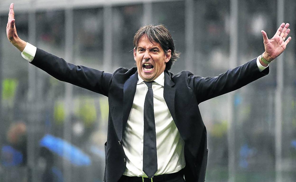 Capitán general. Simone Inzaghi da indicaciones a sus jugadores durante un partido del Inter esta temporada. 