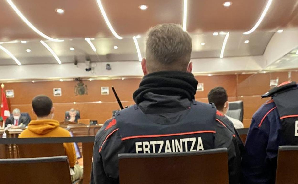 Los dos acusados, escoltados por agentes de la Ertzaintza. 