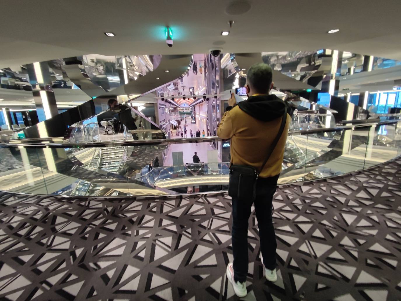 Fotos: Piscina olímpica, escaleras de Swarovski... un crucero a todo lujo en Getxo