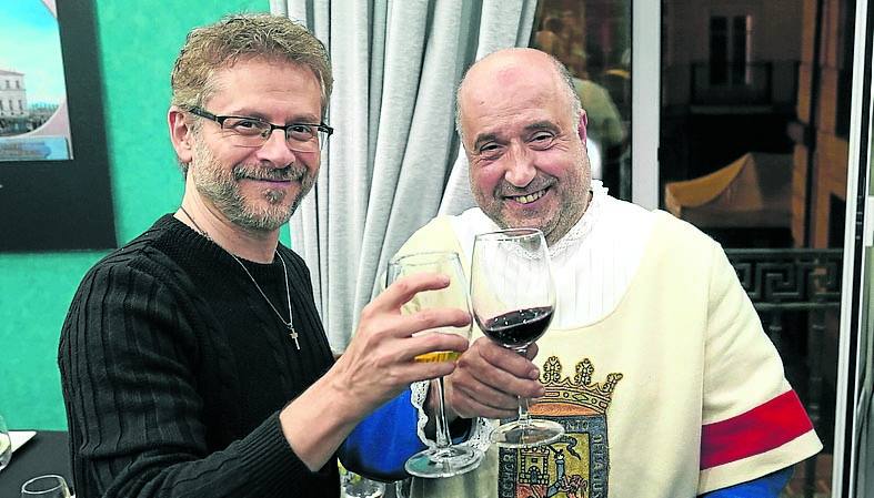 El director Juanma Bajo Ulloa brinda con el trompetero Mikel Delika.