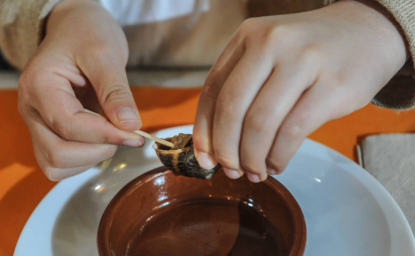 Ana extrae un caracol siguiendo las instrucciones de Lola.