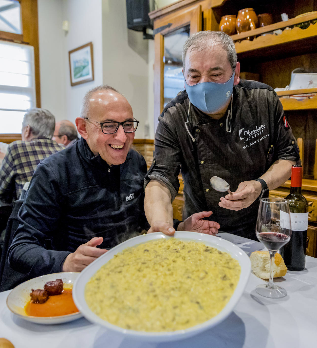 Santo revuelto. Los perretxikos aparecen como por ensalmo en la mesa, entre huevo cremoso en el Obenkun de San Viciente de Arana.