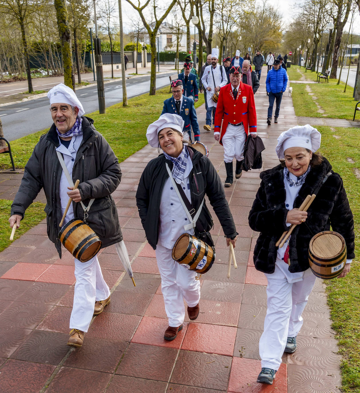 oseba Carreras, África López de Ipiña y Ana Montoya, cocineros de Kukubarre, lideran la caminata hasta Armentia.