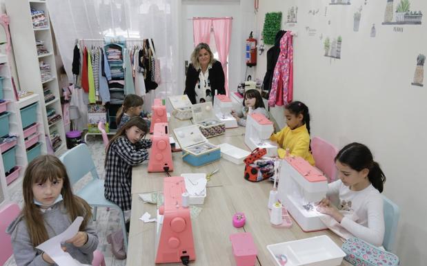 Los alumnos de Natalia durante una clase de costura. 