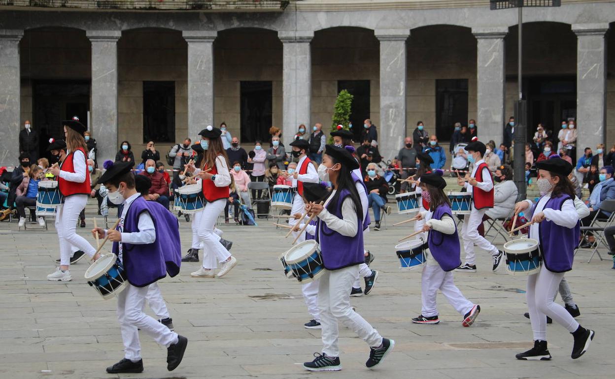 Las tamborradas y las degustaciones de caracoles se vuelven a celebrar con normalidad en la calle. 
