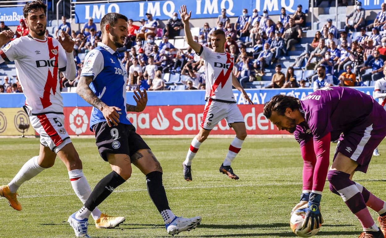 Dimitrievski (Rayo Vallecano) se hace con la pelota ante la presión del albiazul Joselu. 