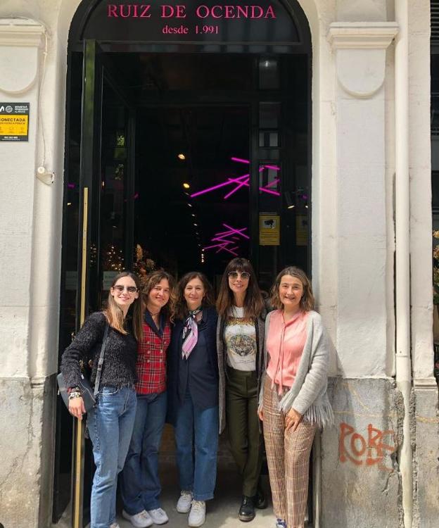 Las actrices Maribel Verdú y Elena Rivera posan con el equipo de Ruiz de Oceda en la entrada del local.