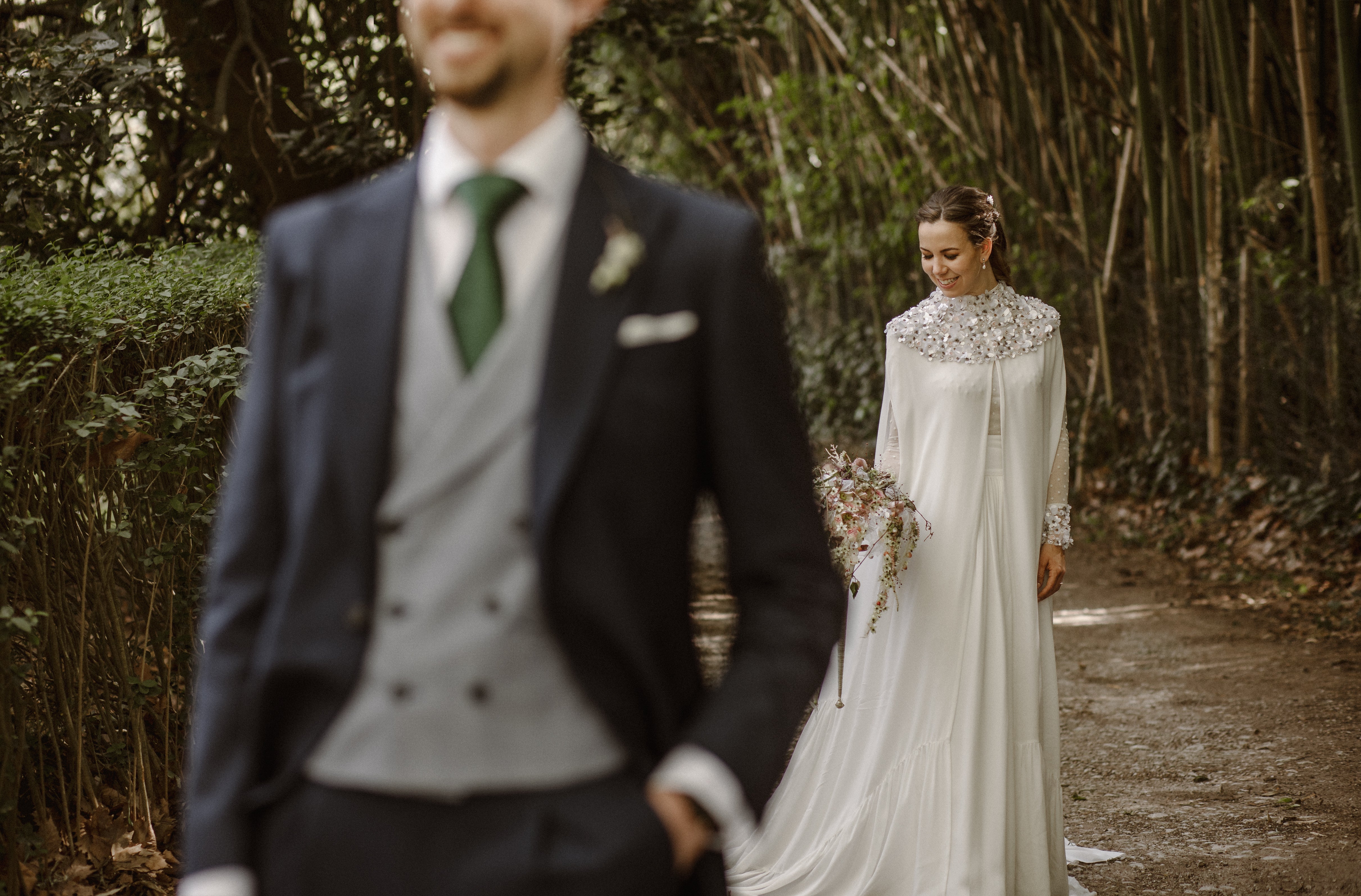 Fotos: La novia que viajó de Basilea a Bilbao para encontrar su espectacular capa de boda