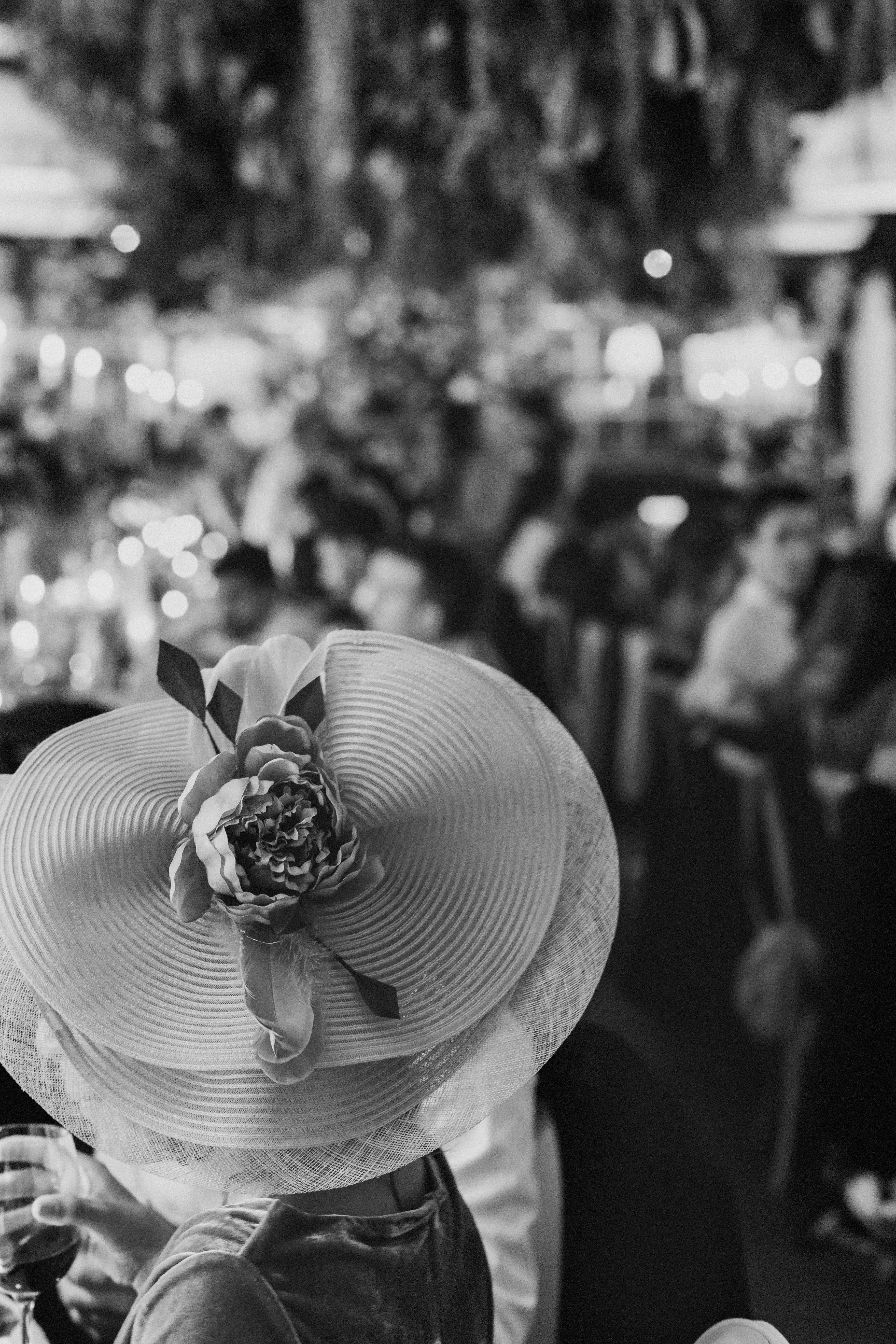 Fotos: La novia que viajó de Basilea a Bilbao para encontrar su espectacular capa de boda