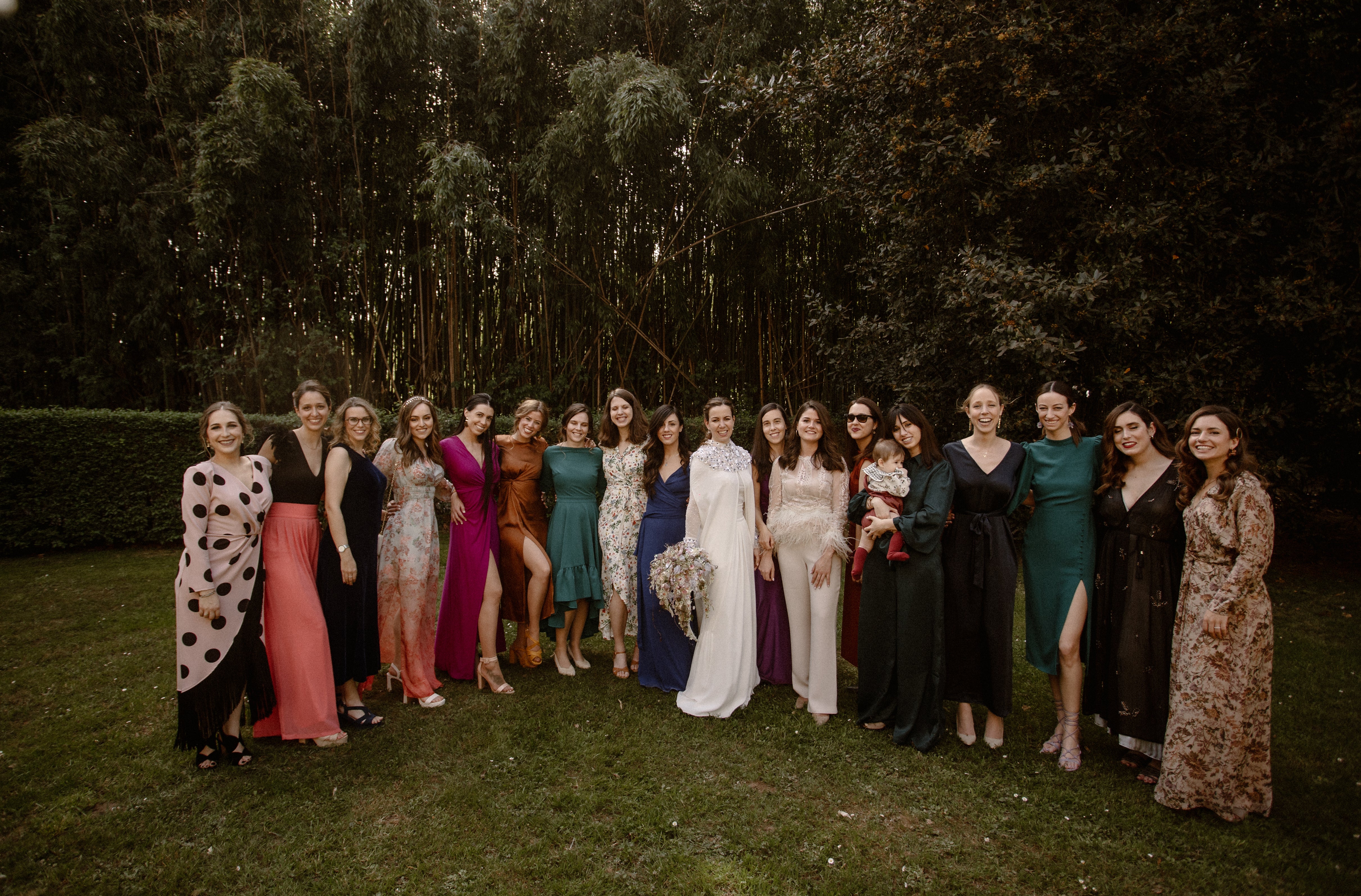 Fotos: La novia que viajó de Basilea a Bilbao para encontrar su espectacular capa de boda