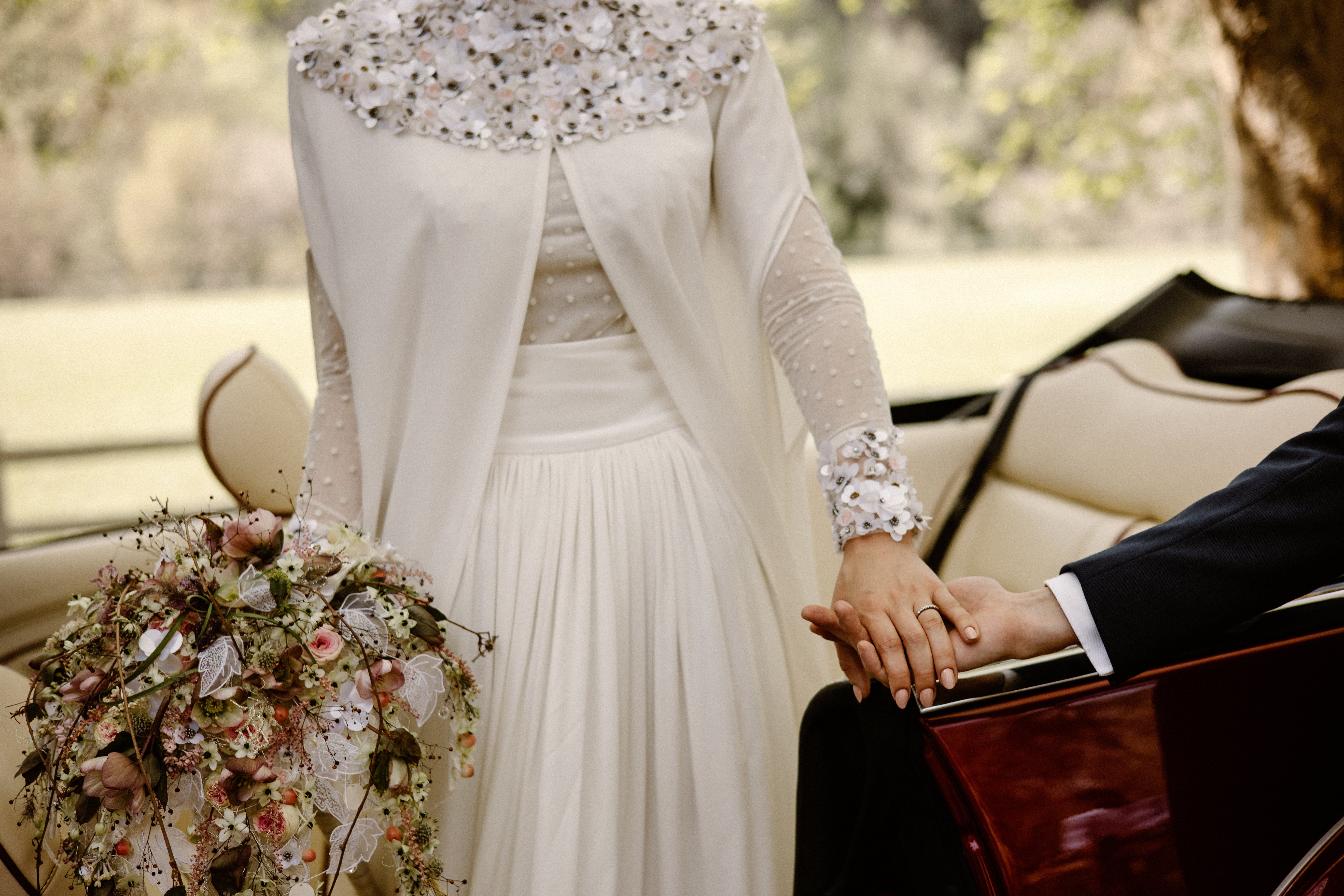 Fotos: La novia que viajó de Basilea a Bilbao para encontrar su espectacular capa de boda