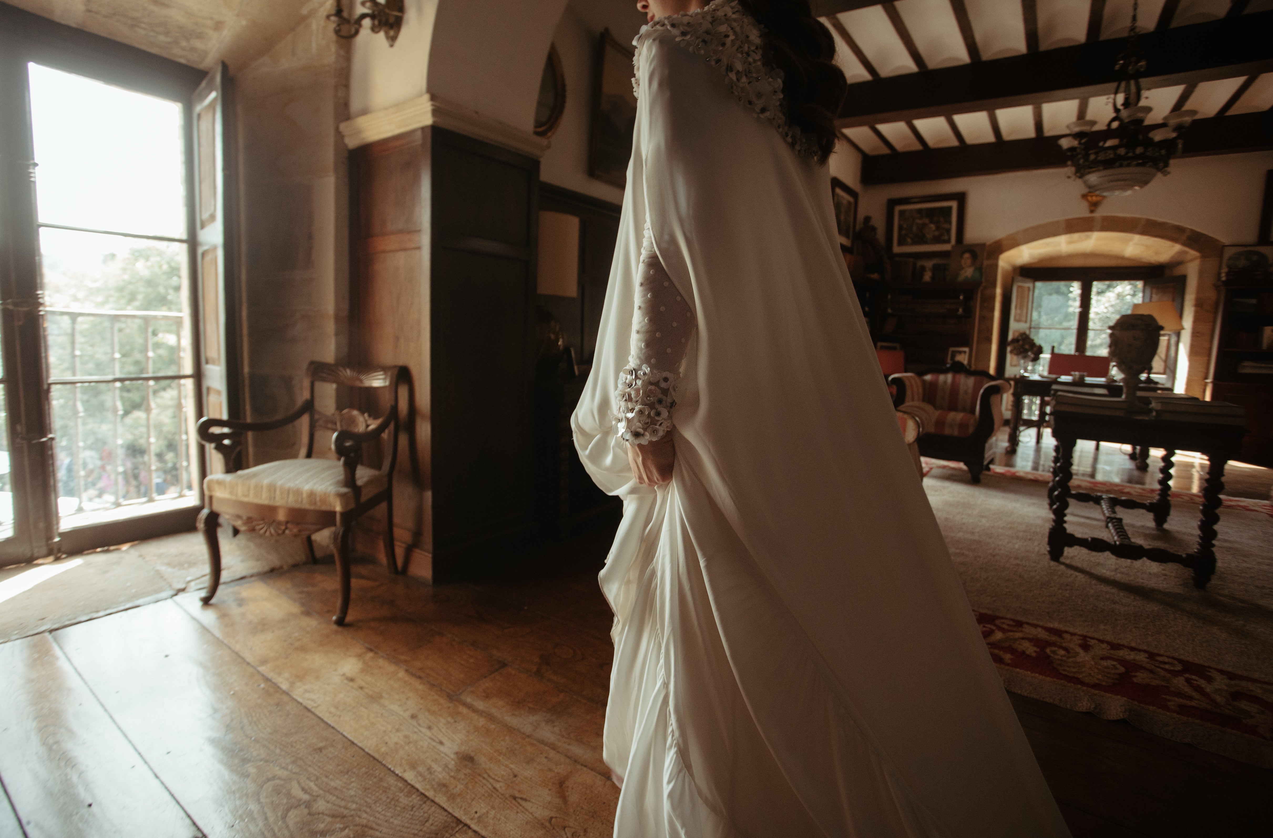 Fotos: La novia que viajó de Basilea a Bilbao para encontrar su espectacular capa de boda