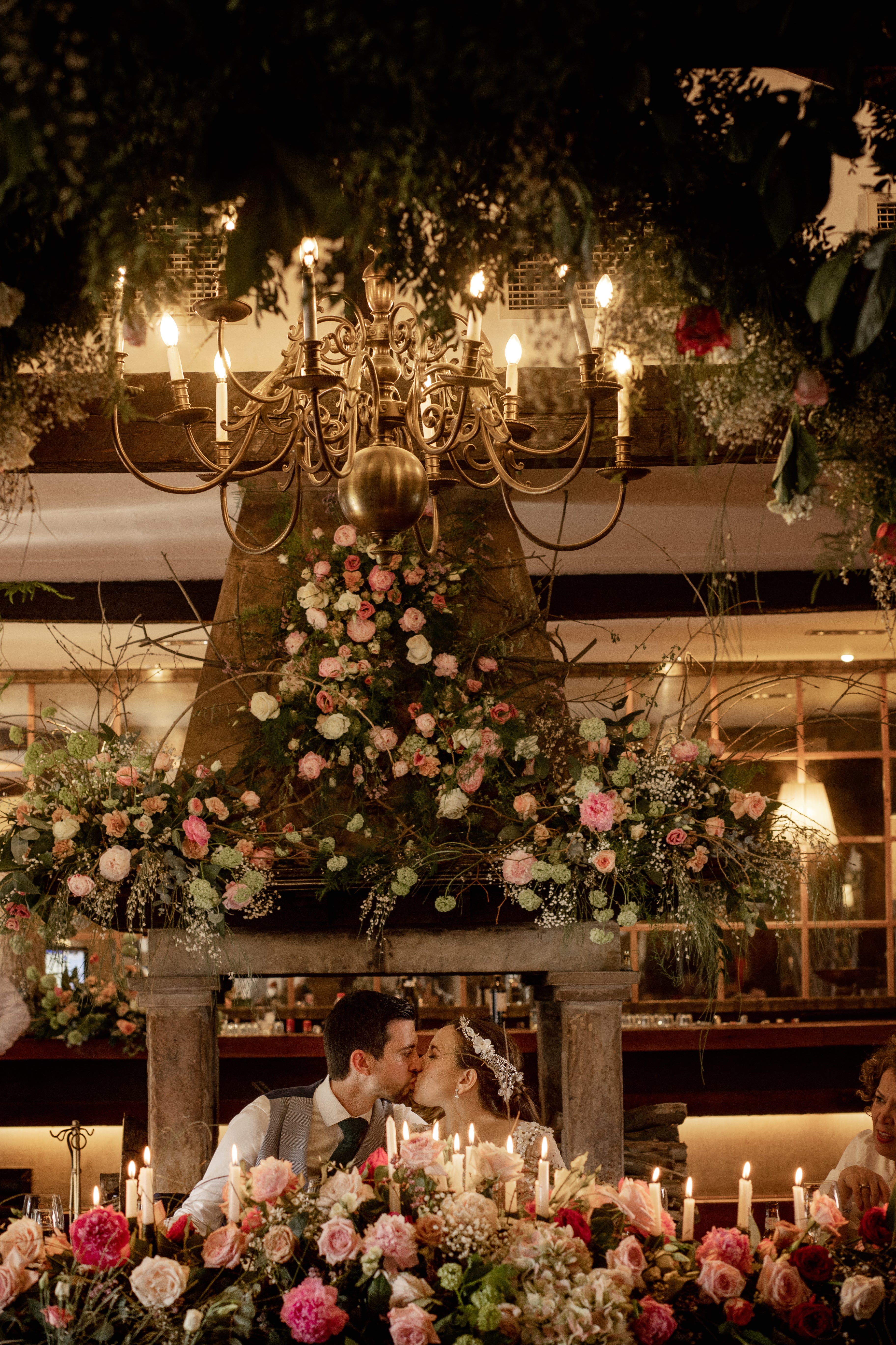 Fotos: La novia que viajó de Basilea a Bilbao para encontrar su espectacular capa de boda