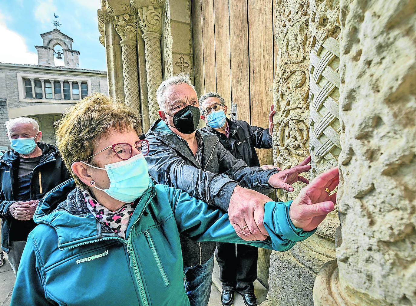 Los visitantes escudriñaron, piedra a piedra, la fachada con las yemas de sus dedos.