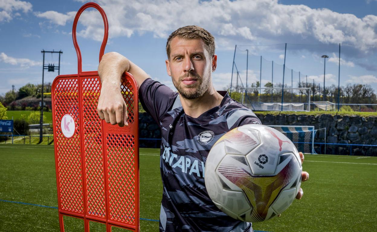 Lejeune posa con un balón tras un entrenamiento de esta semana en Ibaia. 