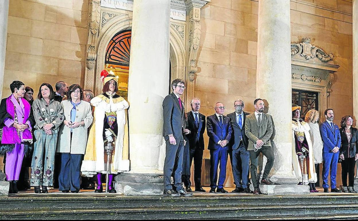 En el centro de la escalinata estuvieron Gorka Urtaran, Bakartxo Tejería, Iñigo Urkullu, Ramiro González, Pedro Elosegi y Denis Itxaso.