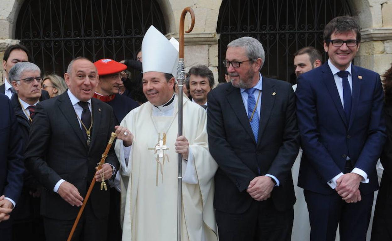 Juan Carlos Elizalde, junto a las autoridades de Álava, en la misa de San Prudencio celebrada en 2018.