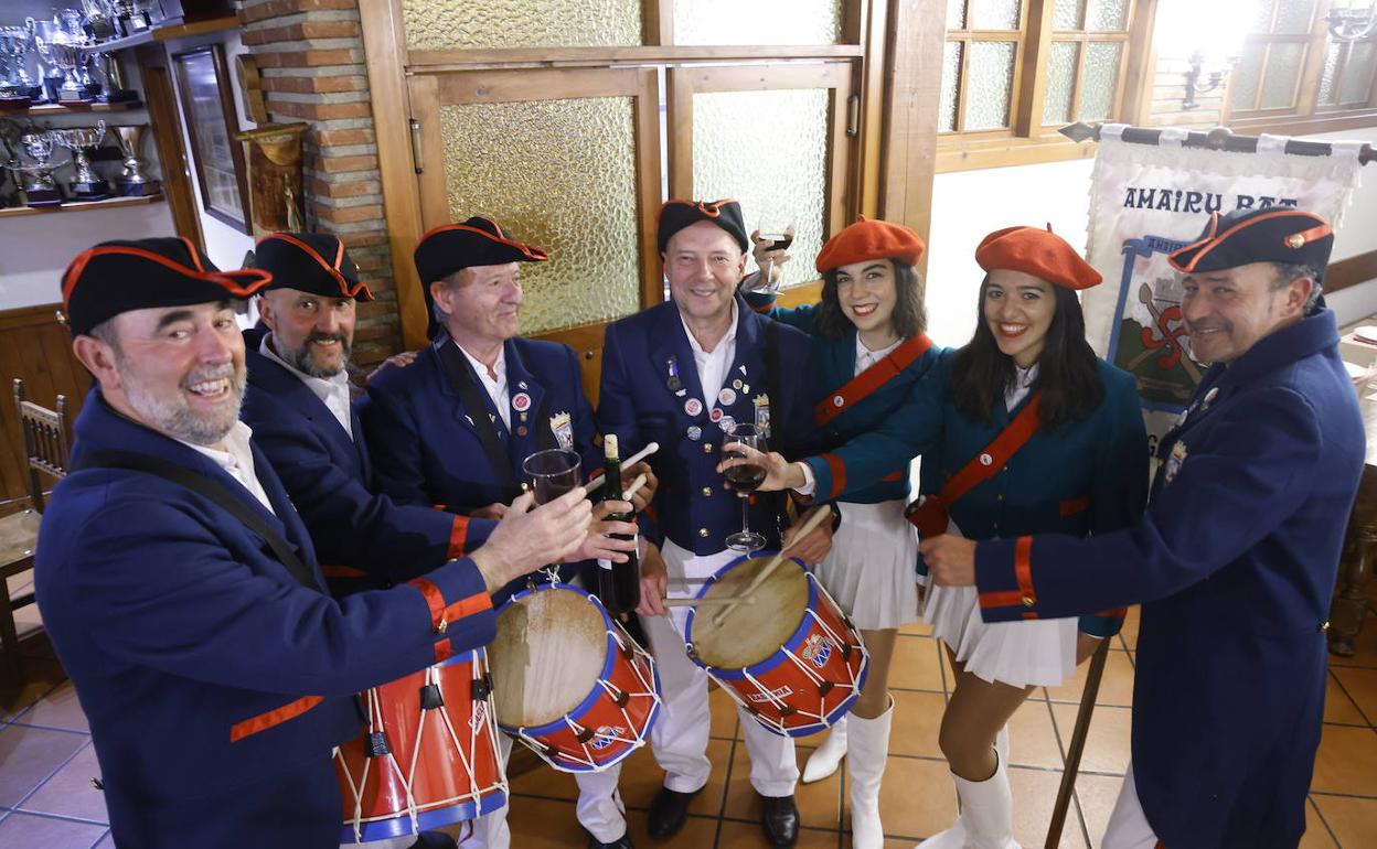 Los cinco socios de Amairu Bat y las majorettes Nerea y Laura brindan antes de catar los caracoles y perretxikos.