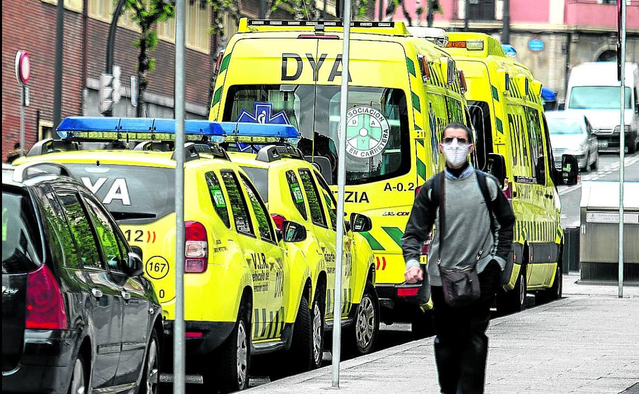 Imagen de vehículos de la DYA en su base de Garellano.