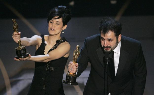 Montse Ribé, recogiendo el Oscar por 'El laberinto del Fauno', en 2007. / 