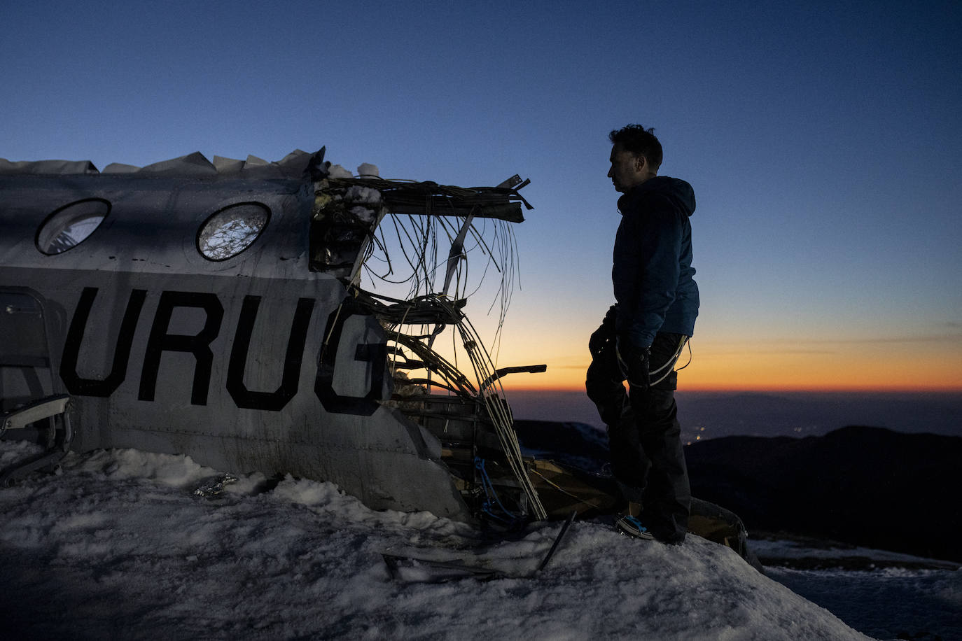 El director J. A. Bayona, en el set de rodaje, mientras atardece en Sierra Nevada. / 