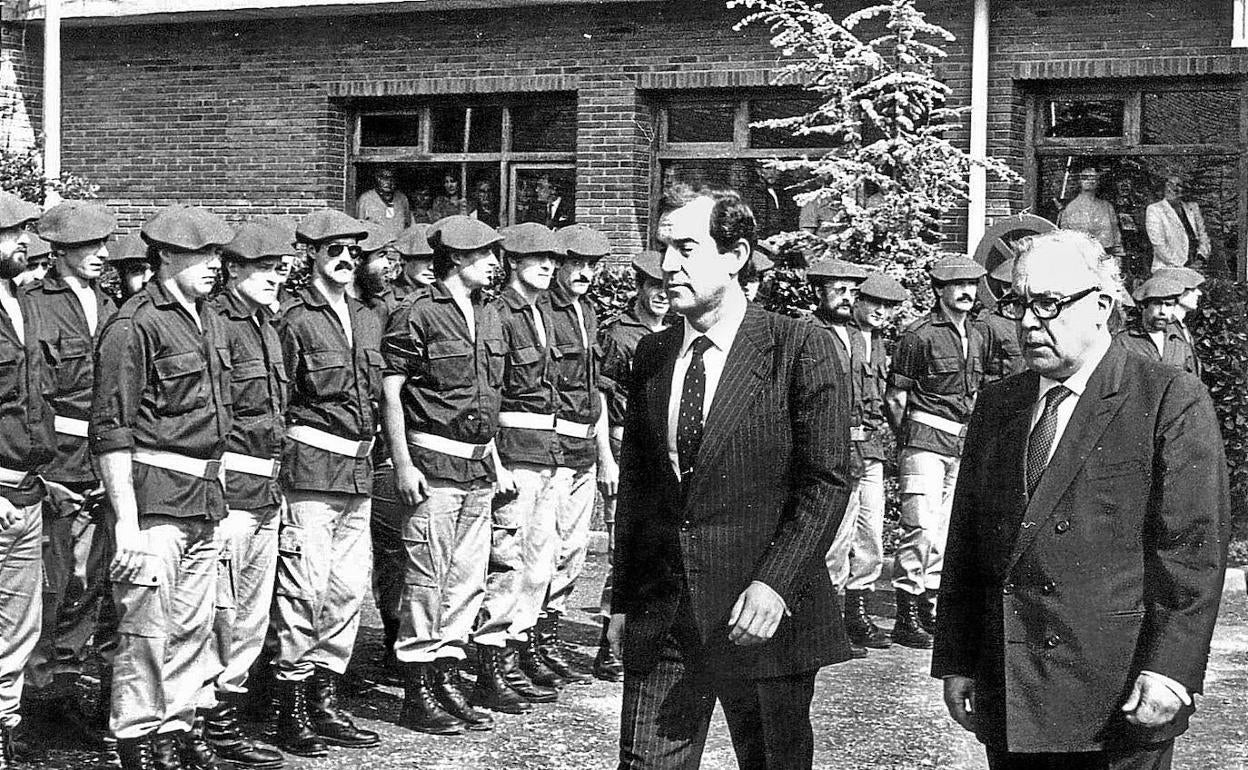 El exlehendakari Carlos Garaikoetxea -en la imagen junto al consejero Retolaza- fue objeto de escuchas durante la escisión entre el PNV y EA. 