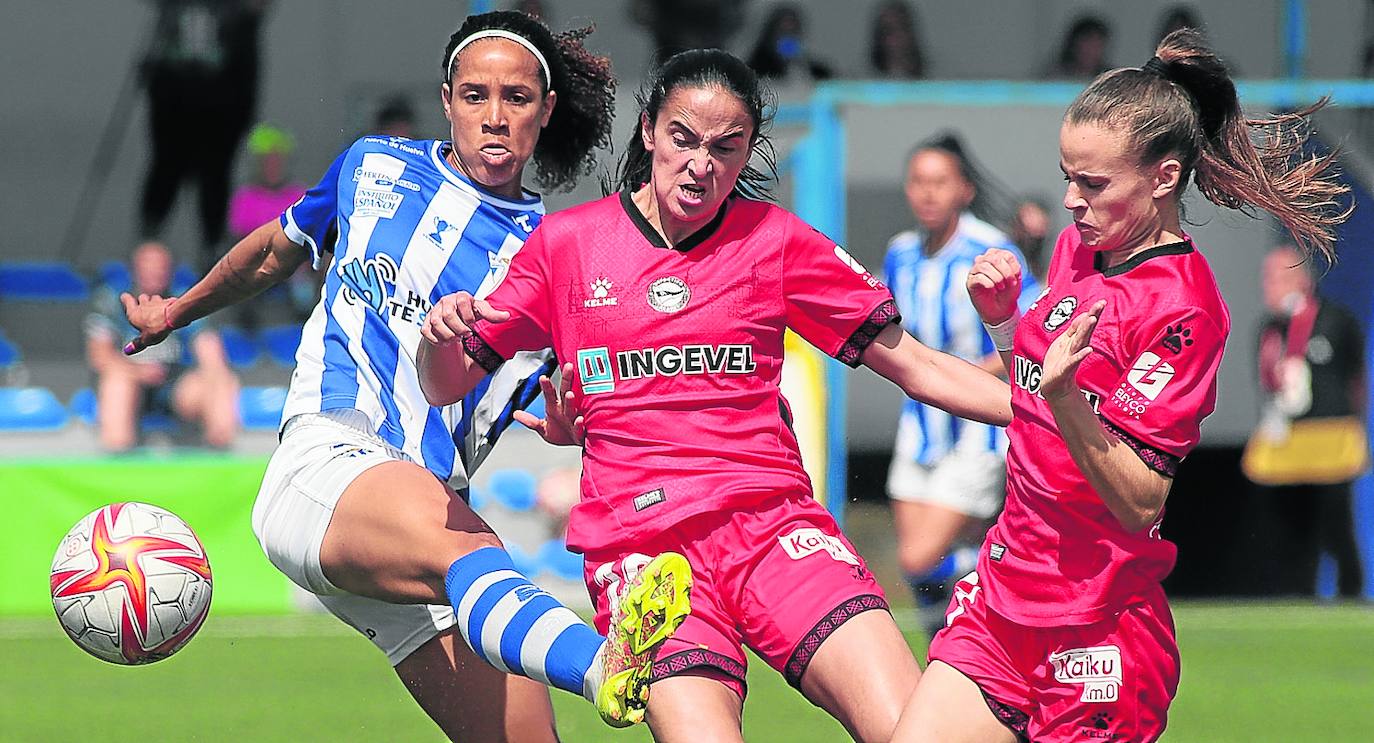 Lice Chamorro y Carla Armengol acosan en defensa a una futbolista del Sporting de Huelva. 