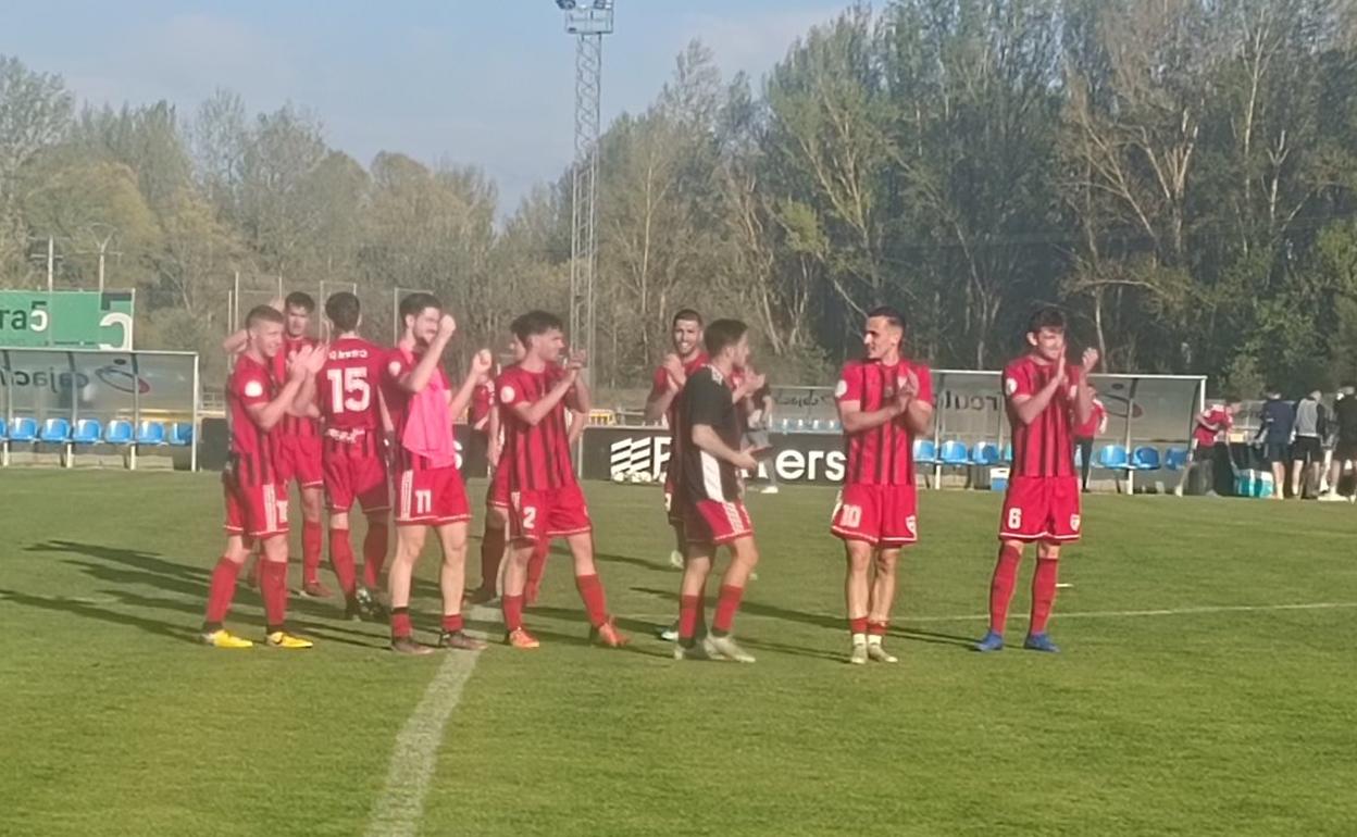Los jugadores del Arenas, felices por la victoria. 