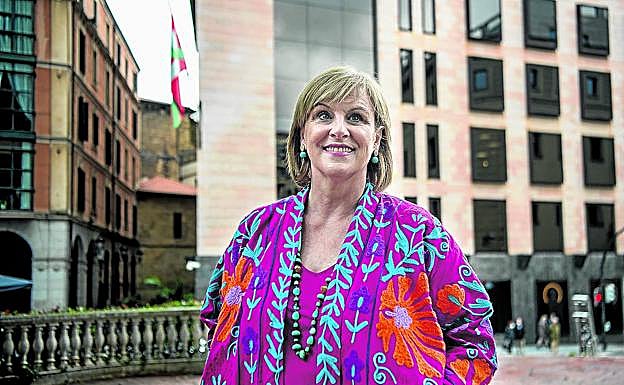 La presidenta del PNV de Bizkaia, que posa delante de Sabin Etxea, pide que se esclarezca de forma rápida el escándalo por el supuesto espionaje.