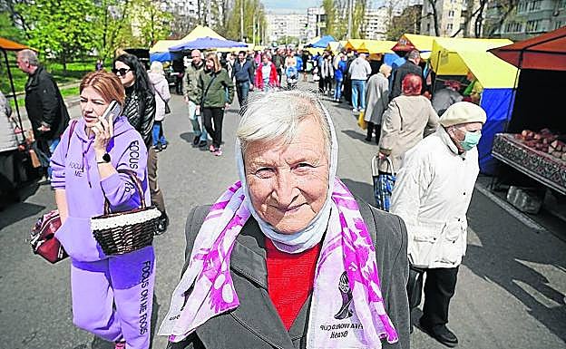 La vida vuelve a los mercados, que se llenan de gente que ha vaciado la despensa durante la Pascua. 